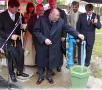 Predsjednik Stjepan Mesi otvara novi vodovod u Krievcima 24.04.2004.g.